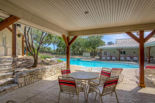 圣安东尼奥Sun Retreats San Antonio West的一个带桌椅的庭院和一个游泳池