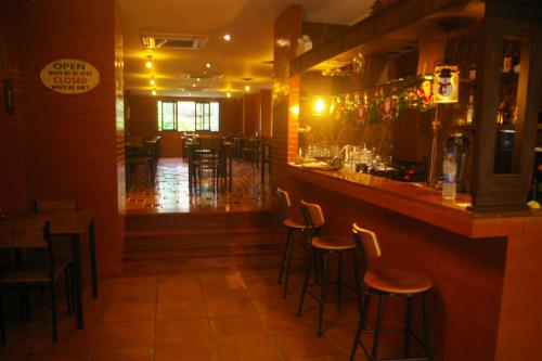 甲米镇Aonang Inn的酒吧餐厅里的酒吧,酒吧的凳子