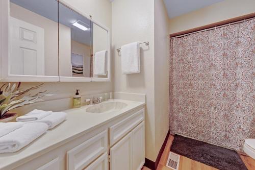 比弗顿Home in the Silicon Forest的白色的浴室设有水槽和淋浴。