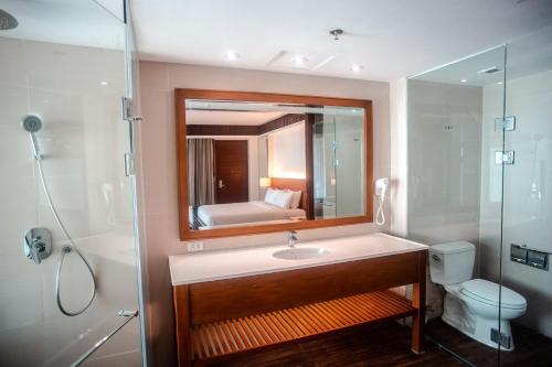 长滩岛White Sand Boracay的一间带水槽、卫生间和镜子的浴室