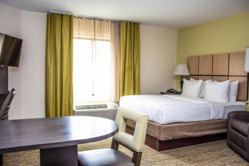 Candlewood Suites Overland Park W 135th St, an IHG Hotel客房内的一张或多张床位