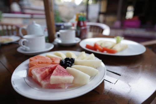 珀尼达岛Griya Nusa的一张桌子,上面放着两盘水果