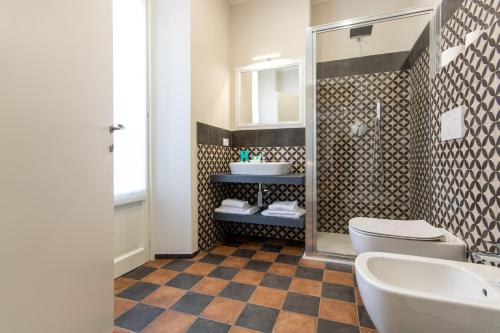 韦尔巴尼亚Aqualago casa vacanze - apartament B的一间带卫生间和水槽的浴室