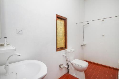 卡尔皮蒂耶Atara Lagoon Kalpitiya的白色的浴室设有卫生间和水槽。