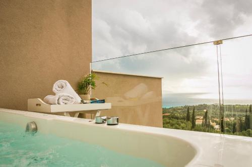 特拉佩扎奇Diana Suites的带浴缸的浴室,享有海景