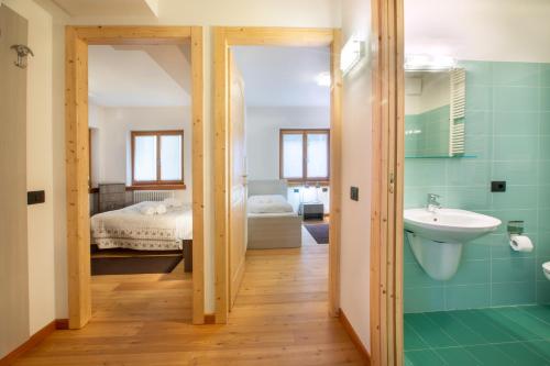 Dolomites Seasons的一间浴室