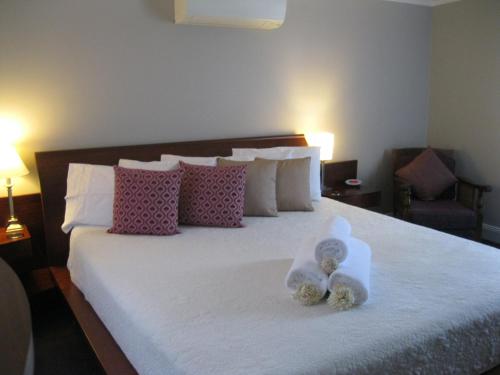 西南岩文化遗址酒店的一间卧室,床上放着两只动物