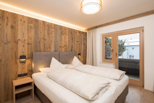 Angerer Alpine Suiten und Familienappartements Tirol客房内的一张或多张床位