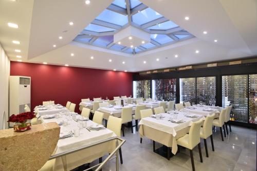 菲盖拉-达福什Caçarola Dois - Alojamento local的用餐室配有白色的桌子和白色的椅子