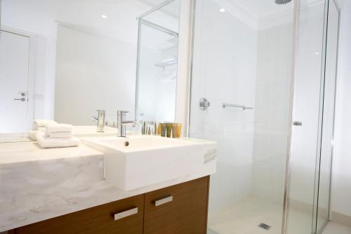 圣雷莫菲利普岛银光清水度假村的白色的浴室设有水槽和淋浴。