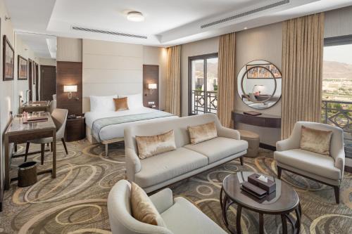 麦加Millennium Makkah Al Naseem的酒店客房设有床和客厅。