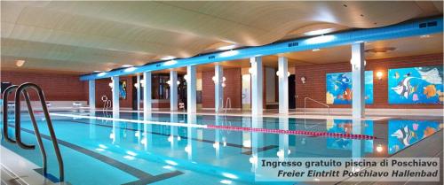 波斯基亚沃Historic Hotel Albrici的大楼内的大型游泳池