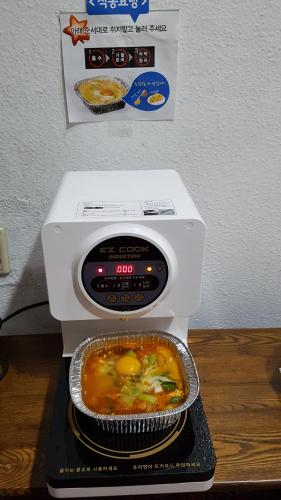 大邱Seong Dong Jang的装有汤的食品加工器