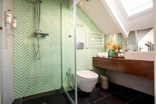 马托西纽什Harbour Inn Design Townhouse的一间带卫生间和水槽的浴室