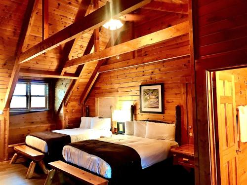 Warm Springs山顶度假宾馆的小木屋内一间卧室,配有两张床