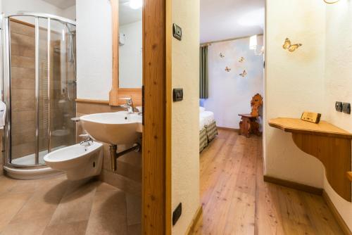 瑞福吉欧拉戈纳姆比诺酒店的一间浴室