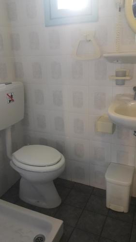 佩里萨DARZENTA ATHINA APARTMENTS Perissa的浴室配有白色卫生间和盥洗盆。