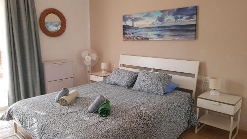 帕莱索海滩Marina Palace Paraiso的一间卧室配有带枕头的床