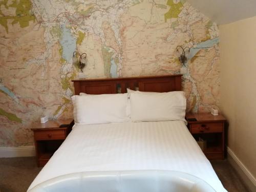 凯西克Dunsford Guest House的墙上有地图的房间的一张床位