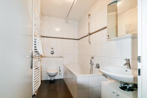 科隆Fewo CityLife Köln-Innenstadt的白色的浴室设有水槽和卫生间。