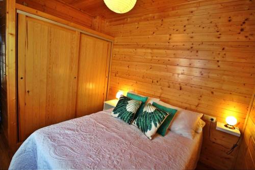 卡拉米尼亚尔镇阿帕德迪诺公寓的一间卧室配有带四个枕头的床