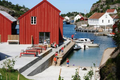 Søgne维尔菲特尼赫乐桑迪公寓的红色谷仓和码头,孩子们在码头玩耍