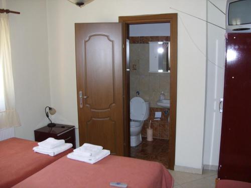 AntartikoFrida的酒店客房设有一张床和一间带卫生间的浴室