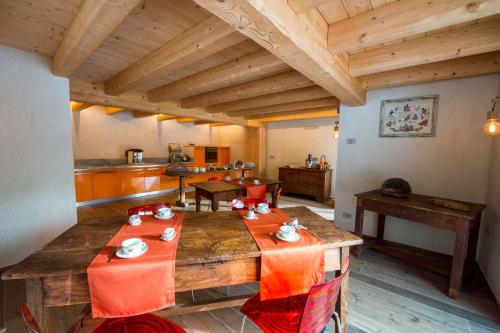格雷索拉特里尼泰Bed & Breakfast Alchemilla的一间带木桌的客厅和一间厨房