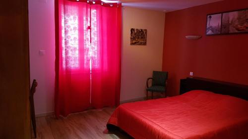 埃皮纳勒La Roseraie的红色的卧室设有红色的床和红色窗帘