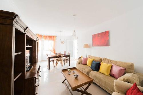 Amplio apartamento a 50m de la playa/Wide and cozy apartment 50m from the beach perfect for families的休息区