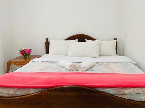 努沃勒埃利耶Shiny View的一间卧室配有一张床,上面有两条毛巾