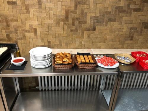 恩坎普HOTEL GRIU的桌上放有盘子和碗的食物
