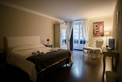 热那亚B&B Piccoli Leoni的一间卧室设有一张床和一个大窗户