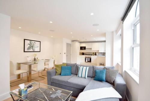 伦敦Northside Apartments Ealing的客厅配有沙发和桌子