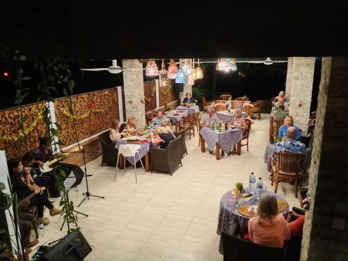 甘地达萨赞狄拉萨海风酒店的坐在舞台上桌旁的一群人