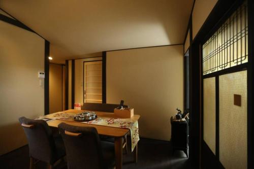 京都Minami的一间带桌子和椅子的用餐室