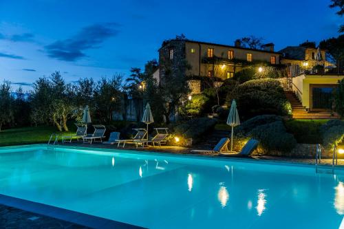 瓦尔的圣卡西亚诺黎莱斯波吉欧博尔戈尼酒店的夜间在房子前面的游泳池