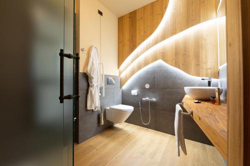尚波吕克培缇图娜琳酒店的一间带水槽和卫生间的浴室