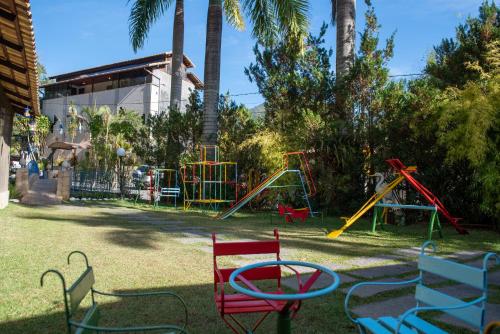 新弗里堡塞拉珠峰酒店 的公园里一个带五颜六色游戏设备的游乐场