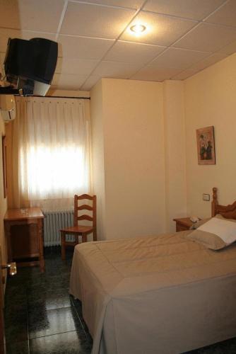 卡索拉公园酒店的酒店客房,配有床和电视