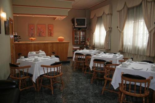 卡索拉公园酒店的用餐室配有桌椅和白色的桌布