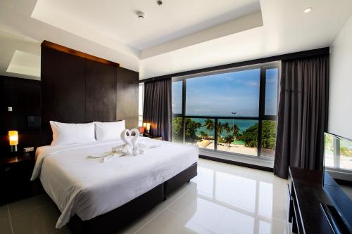 芭堤雅市中心芭堤雅选择酒店的一间卧室设有一张大床和大窗户