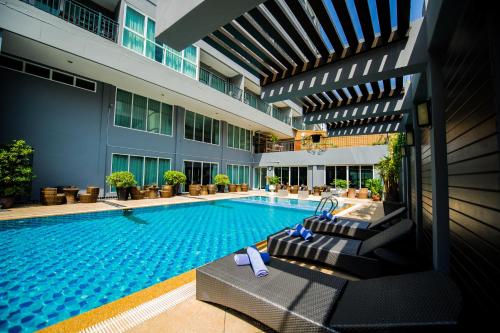 芭堤雅市中心芭堤雅选择酒店的一座室内游泳池,位于酒店大楼内