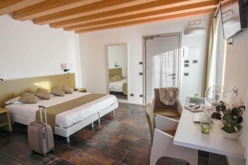 MartignaccoCasanova Inn的一间酒店客房,一间设有一张床和一张书桌