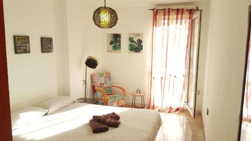 休达Gran Vía flat的一间卧室配有一张带两条棕色毛巾的床