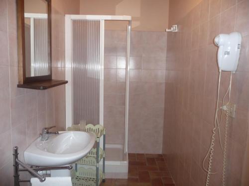 普拉托韦基奥MAGNOLIA TUSCANY HOUSE WITH POOL Agriturismo Poppiena的一间带水槽和淋浴的浴室