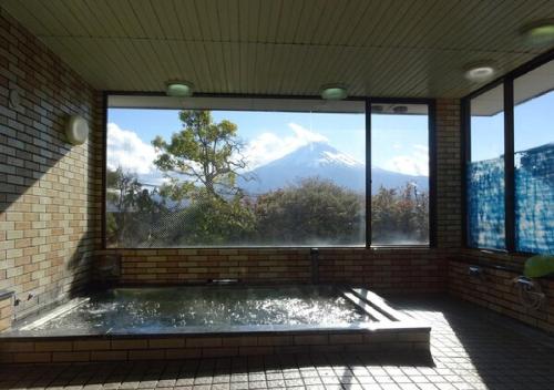 阿扎格瓦kawagutiko station inn / Vacation STAY 63735的浴室设有窗户,享有山景。