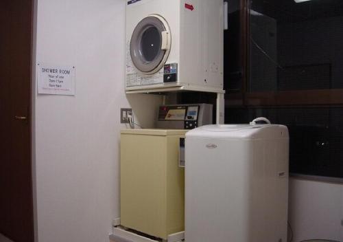 阿扎格瓦kawagutiko station inn / Vacation STAY 63735的厨房配有微波炉和小冰箱