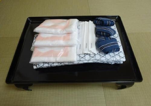 阿扎格瓦kawagutiko station inn / Vacation STAY 63722的一张带毛巾的黑色托盘