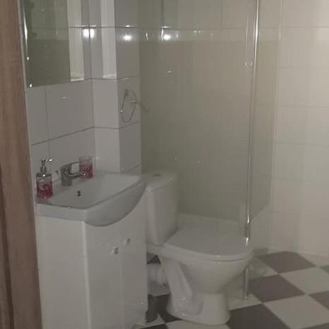 戈乌达普Lula的白色的浴室设有卫生间和水槽。